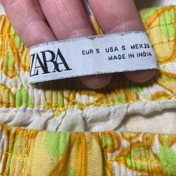 Zara women’s floral yellow shorts - Picture 3 of 3
